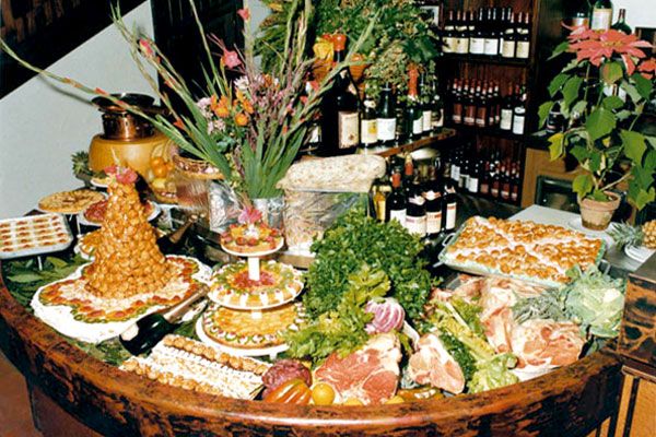 Il grande carrello degli antipasti con salumi, verdure e dolci