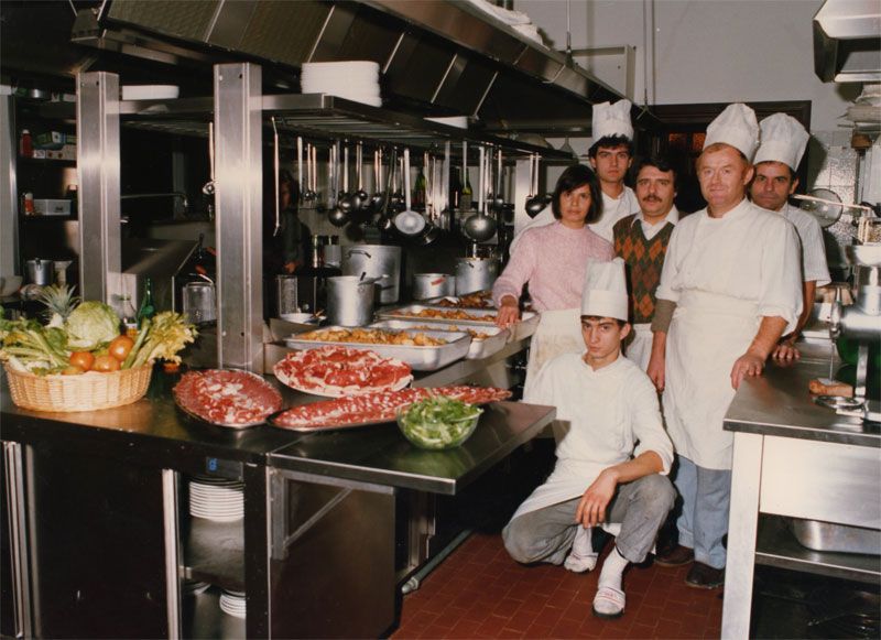 Foto d'epoca: la famiglia Oreti e i cuochi nella cucina del Palio