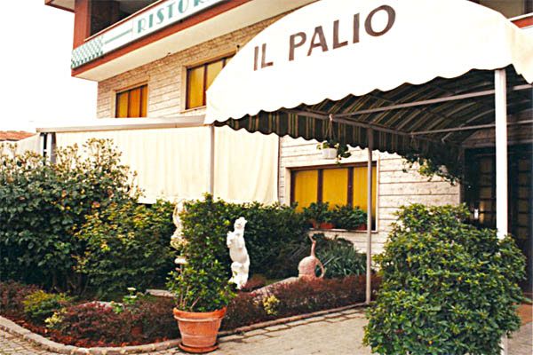 L'ingresso del ristorante Il Palio con la tenda bianca e il giardino